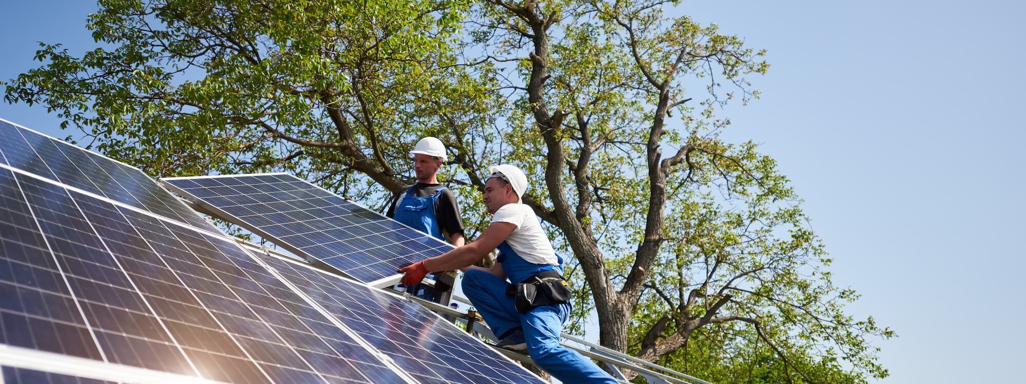 Panneaux hybrides vs a&eacute;rovolta&iuml;ques : quelles diff&eacute;rences et quel est le plus rentable ? Strasbourg